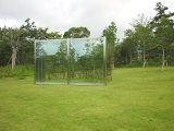 反射ガラスとカーブした垣根の 不完全な平行四辺形 ダン・グレアム